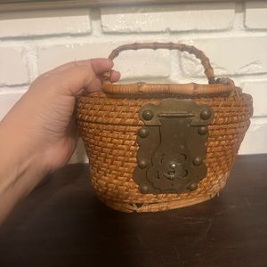 Mini wicker wedding 💒Basket Bag with 2 bamboo handles brass fish Clasp vintage